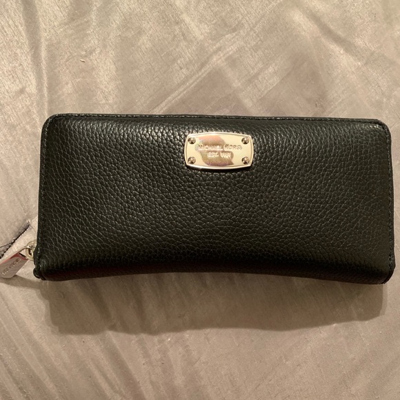 Michael Kors Wallet - Picture 1 of 5